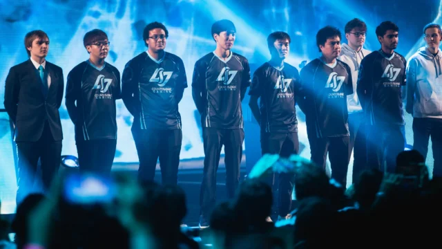 Jogadores da CLG reunidos no palco do Mundial de League of Legends de 2015