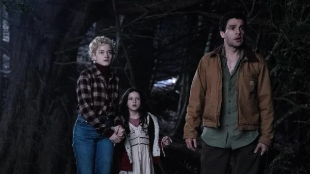 Charlotte, Ginger e Blake em uma floresta escura em cena do filme Lobisomem (2025)