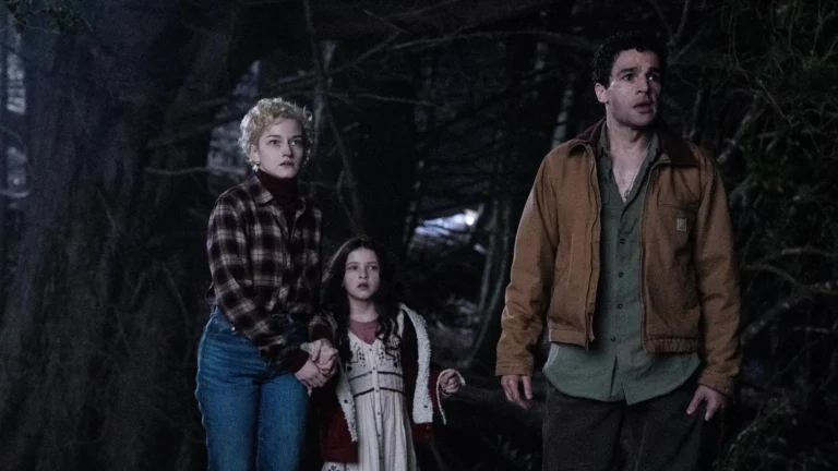 Charlotte, Ginger e Blake em uma floresta escura em cena do filme Lobisomem (2025)