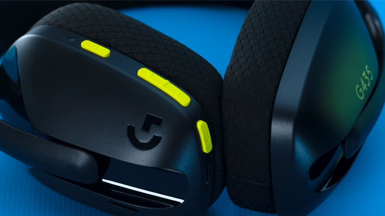 Detalhe das conchas, almofadas de tecido e botões amarelos do Logitech G435 preto