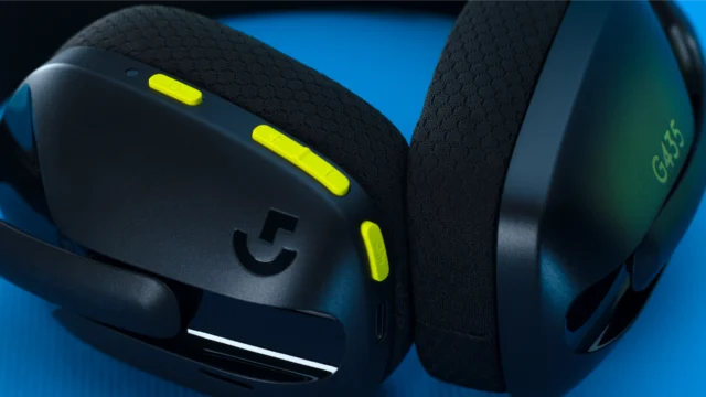 Detalhe das conchas, almofadas de tecido e botões amarelos do Logitech G435 preto