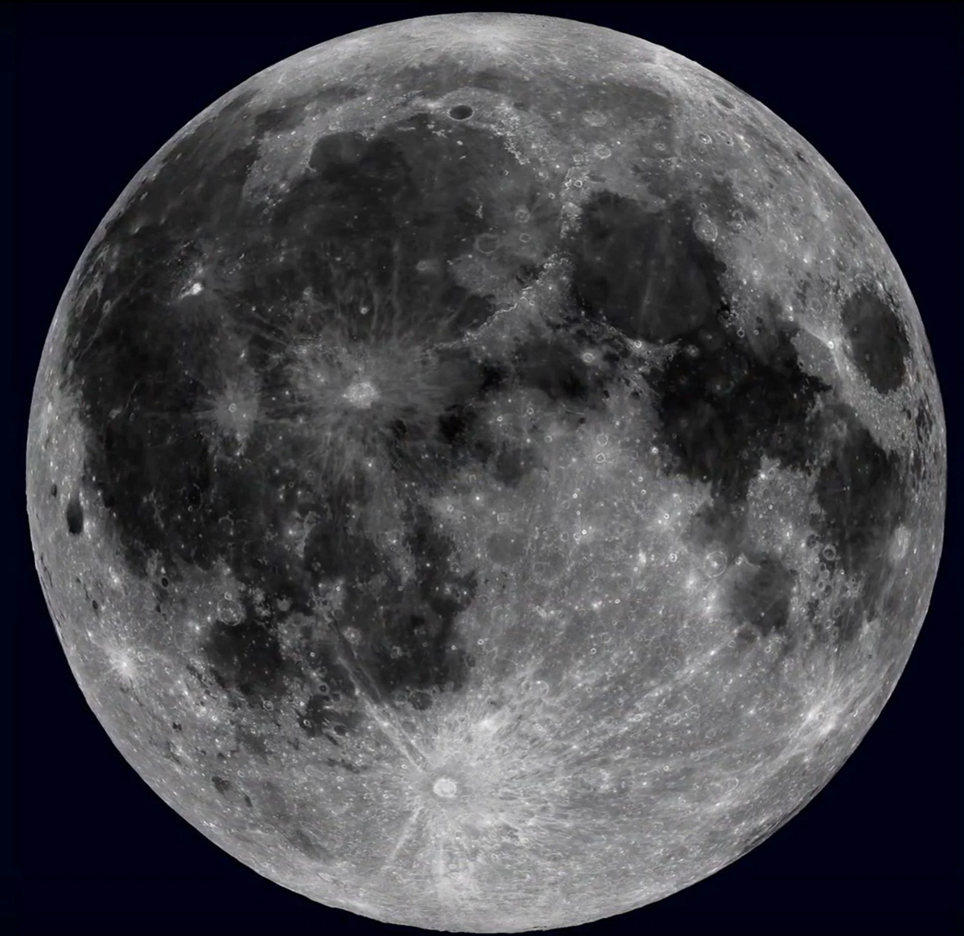Imagem de referência da face visível da Lua, mostrando suas regiões claras, mares escuros e crateras