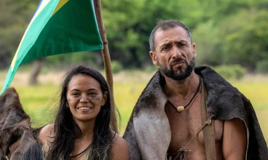 Marina Fukushima e René Murad, representantes do Brasil em Largados e Pelados Campeões do Mundo, aparecem juntos na savana