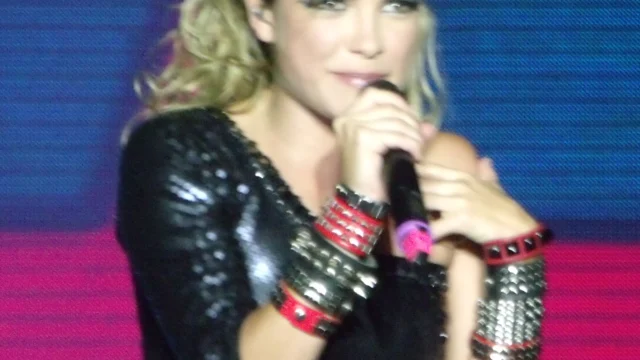 Lua Blanco canta ao microfone durante um show em Porto Alegre em maio de 2012