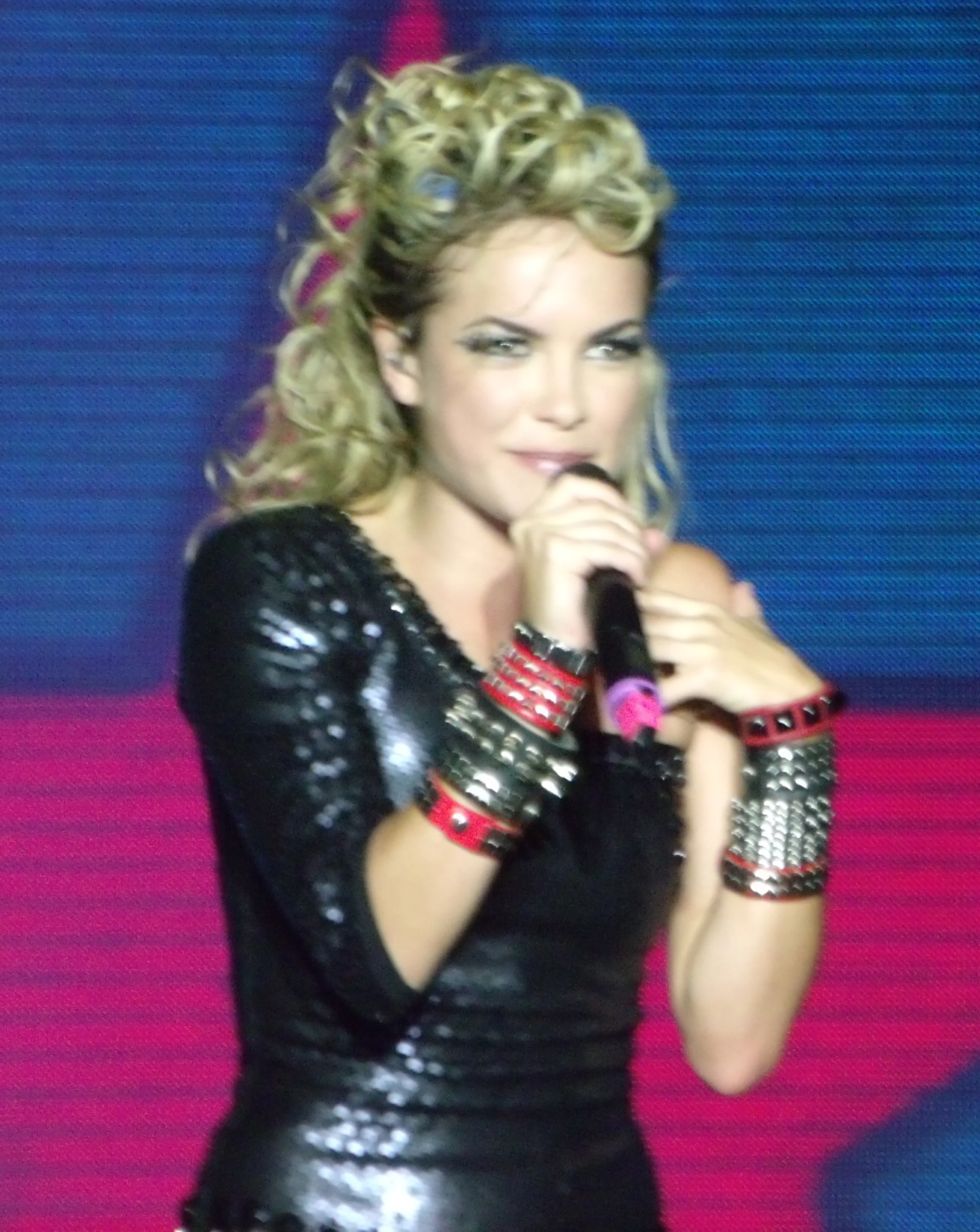 Lua Blanco canta com microfone durante apresentação em Porto Alegre em 2012