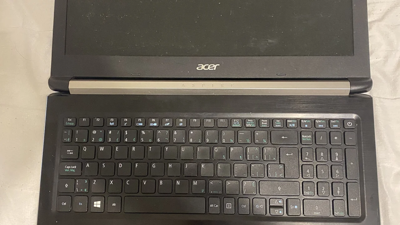 Notebook Acer Aspire com a tela aberta