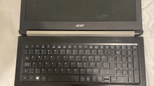 Notebook Acer Aspire com a tela aberta