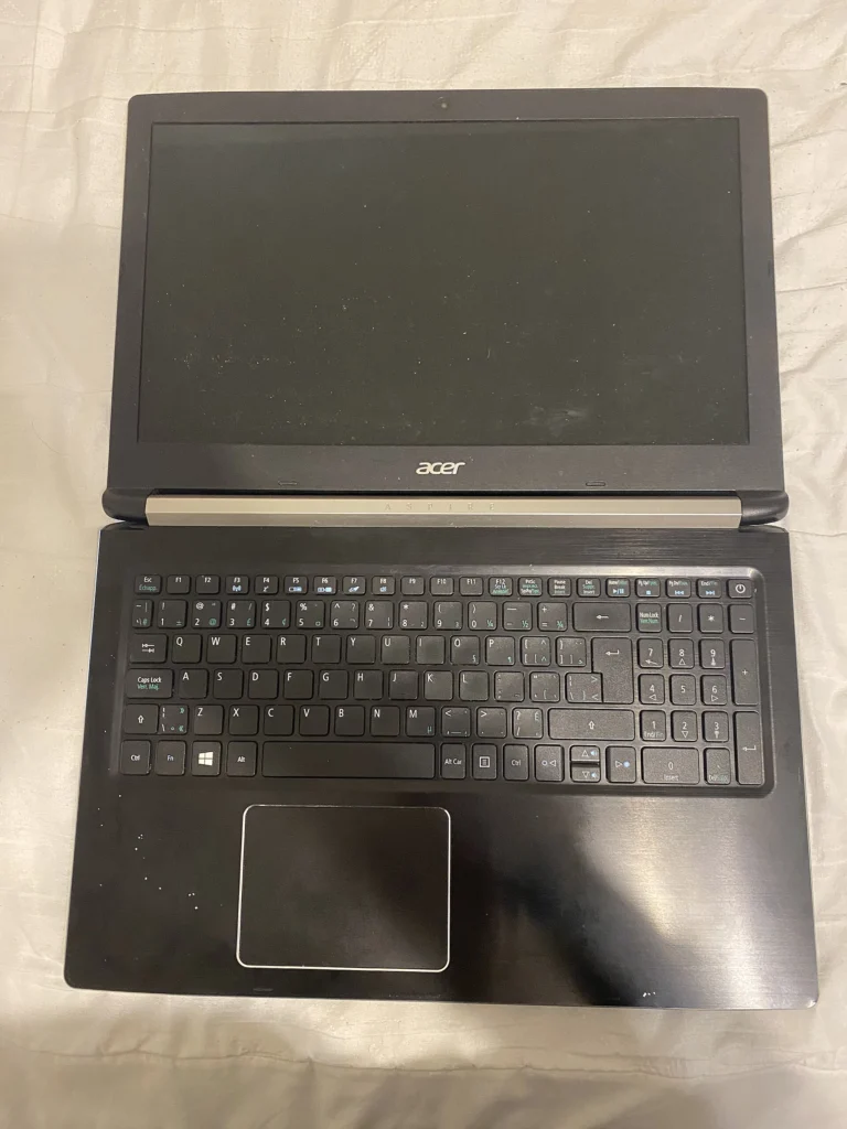 Notebook Acer Aspire com a tela aberta