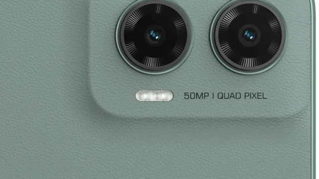 Detalhe das duas câmeras traseiras do Moto G35 5G verde.