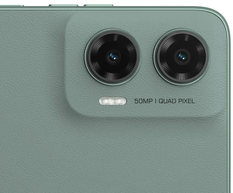 Detalhe das duas câmeras traseiras do Moto G35 5G verde.
