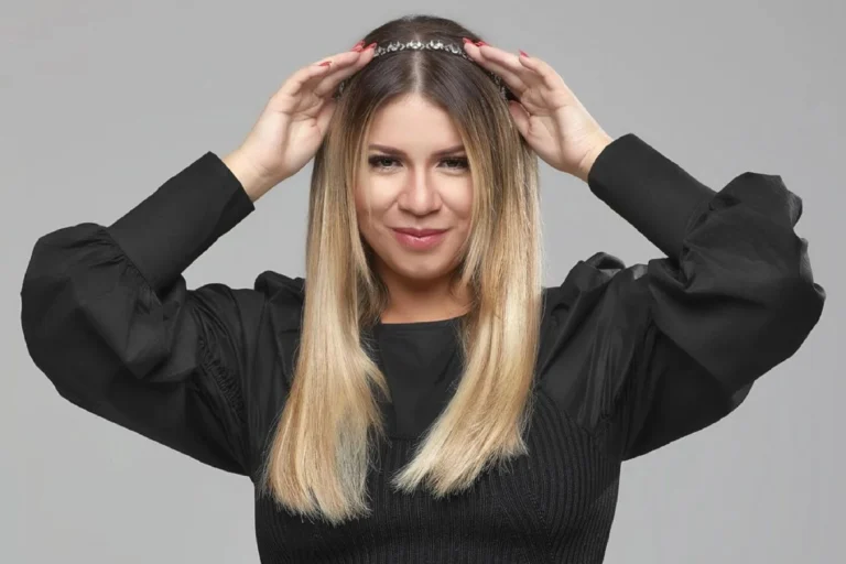 Retrato da cantora Marília Mendonça com roupa preta e cabelo loiro