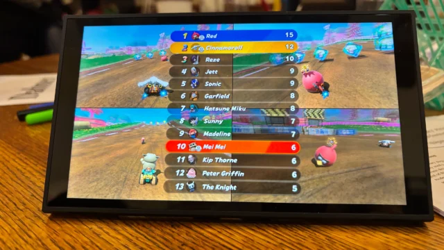 Foto do Nintendo Switch 2 exibindo Mario Kart World modificado com personagens personalizados na classificação