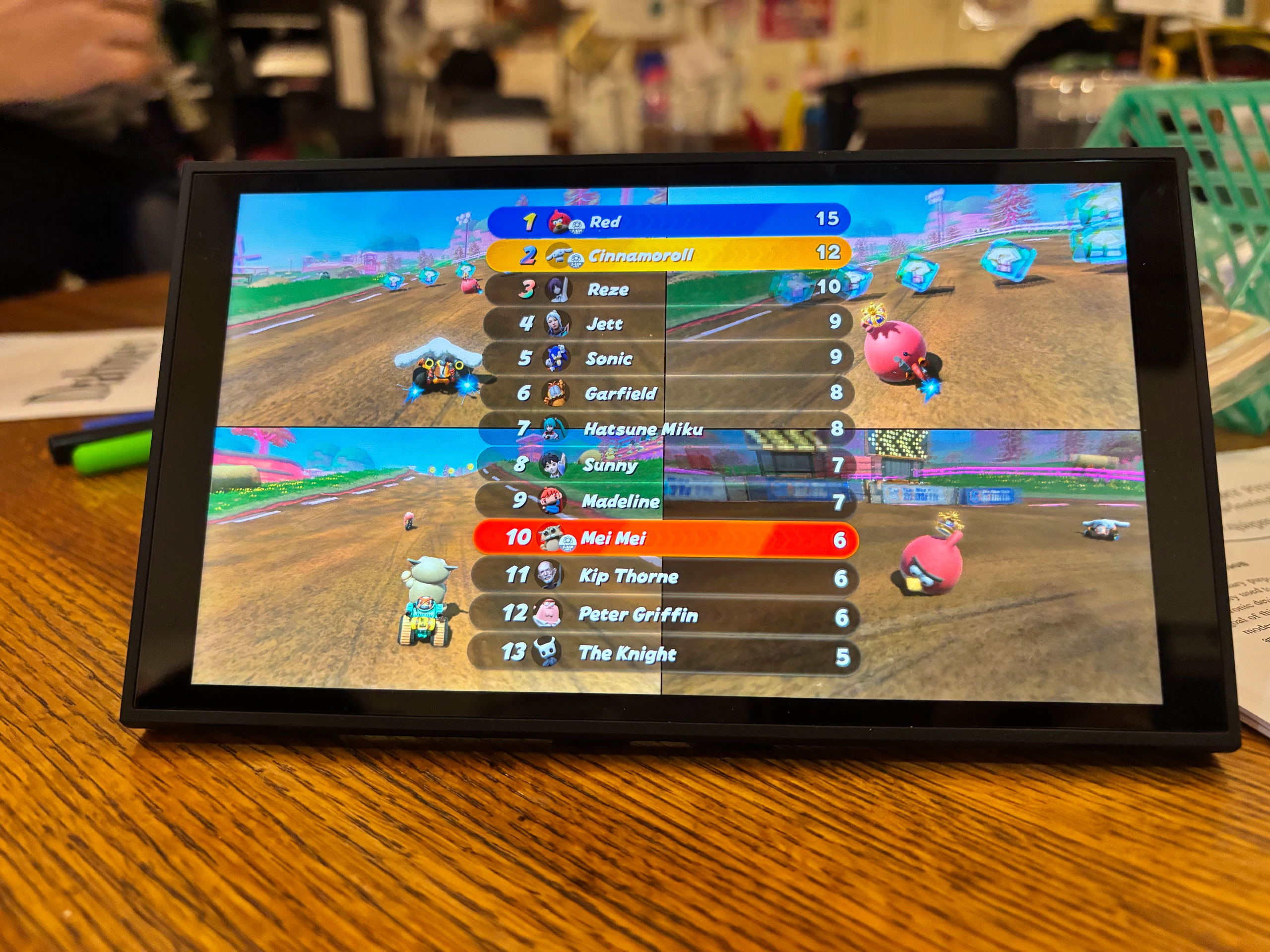 Foto do Nintendo Switch 2 exibindo Mario Kart World modificado com personagens personalizados na classificação