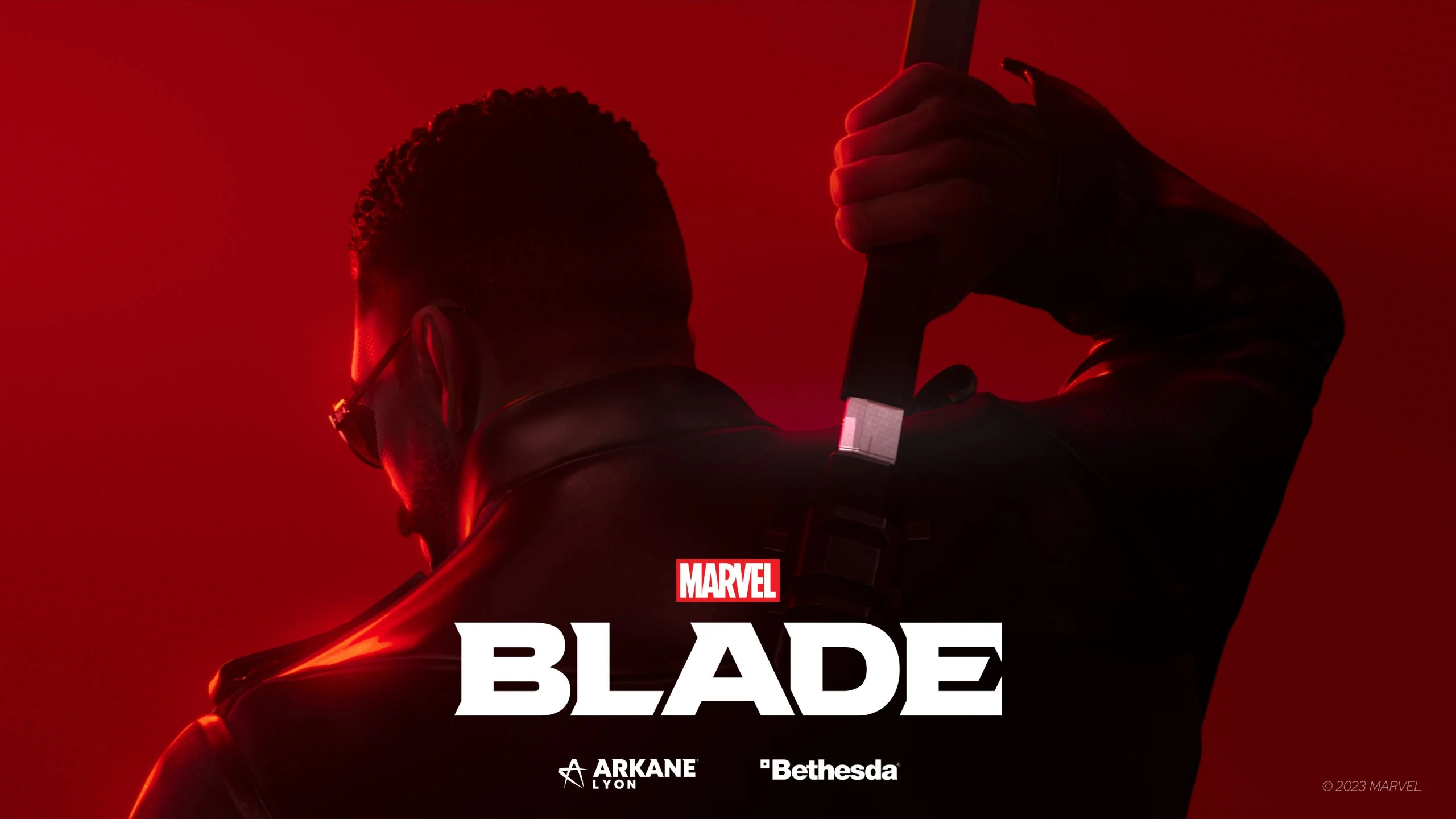 Blade visto de costas segurando uma espada contra um fundo vermelho na arte oficial de Marvel's Blade