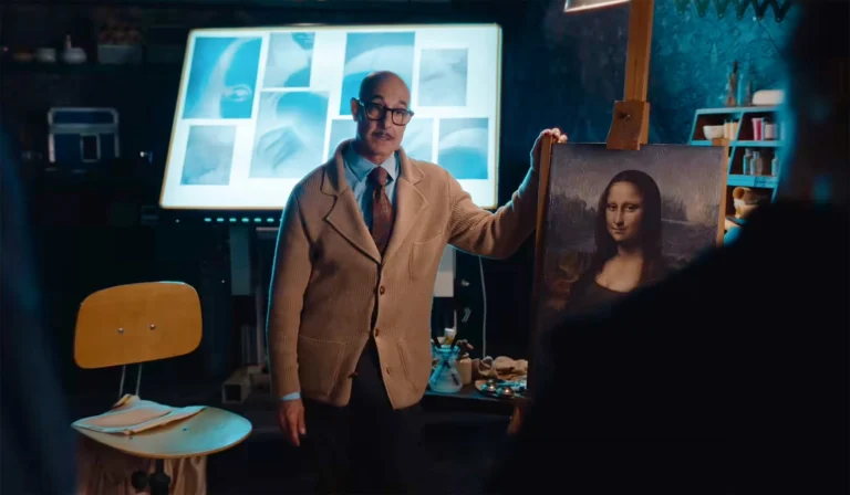 Stanley Tucci exibe uma pintura da Mona Lisa em cena do filme Plano Mestre