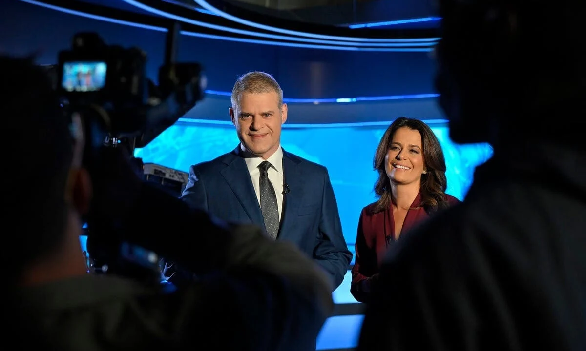 Eduardo Oinegue e Adriana Araújo no estúdio do Jornal da Band, em foto de divulgação de 2023.