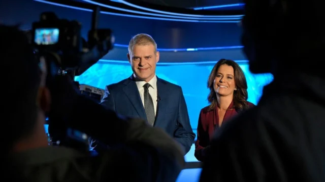 Eduardo Oinegue e Adriana Araújo no estúdio do Jornal da Band, em foto de divulgação de 2023.