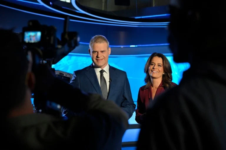 Eduardo Oinegue e Adriana Araújo no estúdio do Jornal da Band, em foto de divulgação de 2023.