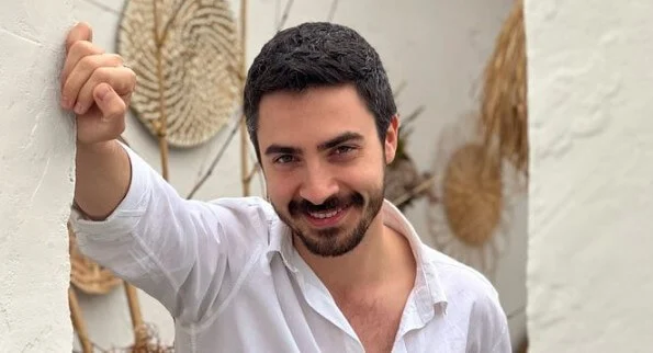 Retrato de Mertcan Öztürk, intérprete de Harun em Flores de Sangue