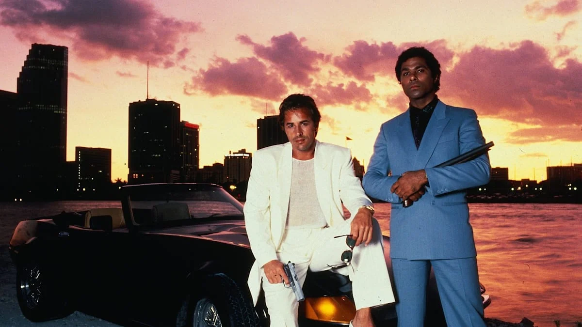 Don Johnson como Sonny Crockett e Philip Michael Thomas como Ricardo Tubbs na série original Miami Vice dos anos 1980