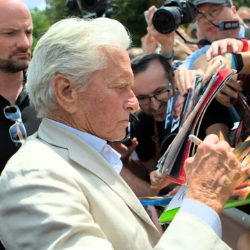 Michael Douglas ficou fora da herança milionária do pai; entenda o motivo