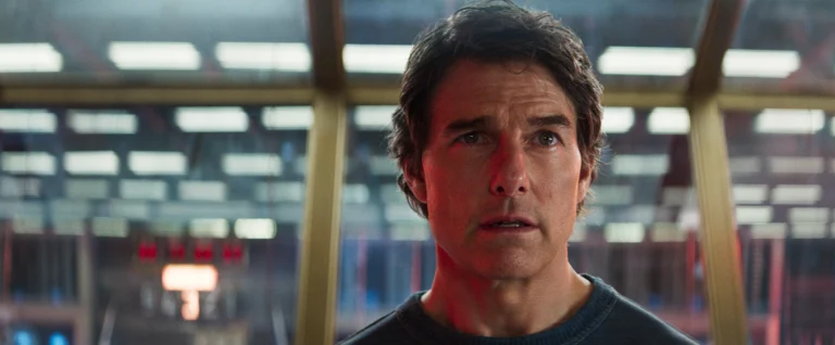 Tom Cruise como Ethan Hunt em imagem promocional de Missão: Impossível – O Acerto Final.