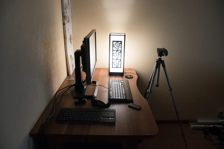 Monitor de computador em uma mesa com teclado