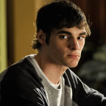 Morre RJ Mitte, ator que interpretou filho de Walter White em Breaking Bad, aos 34 anos