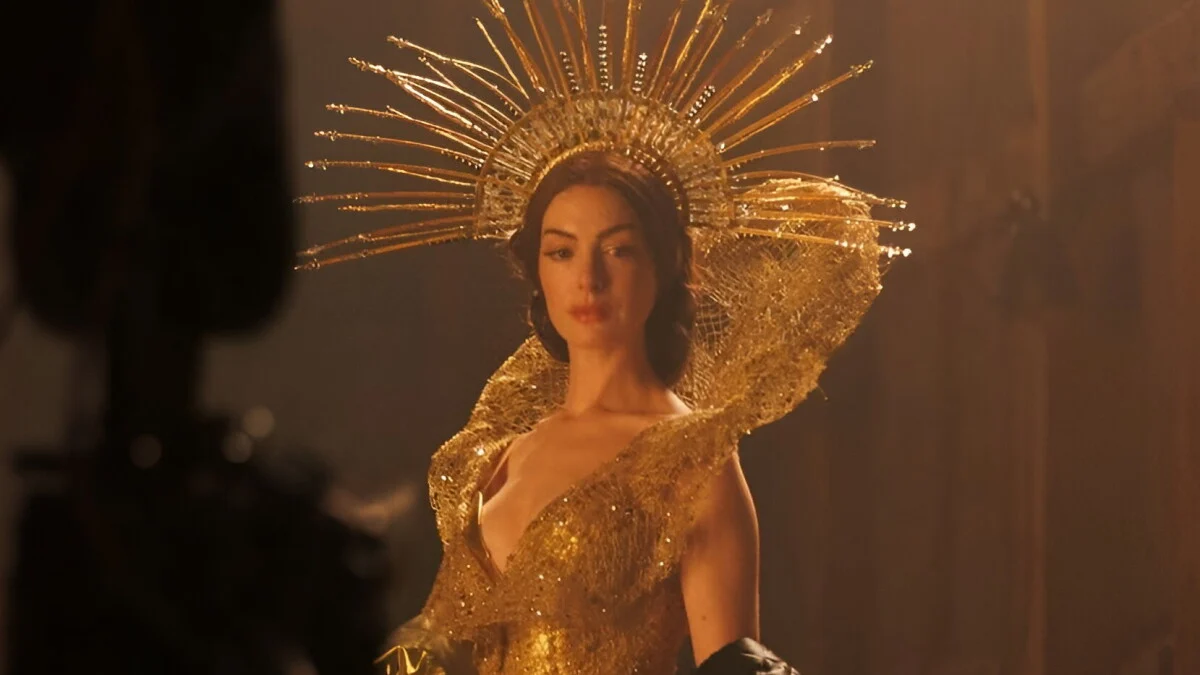 Anne Hathaway como estrela pop no suspense Mother Mary