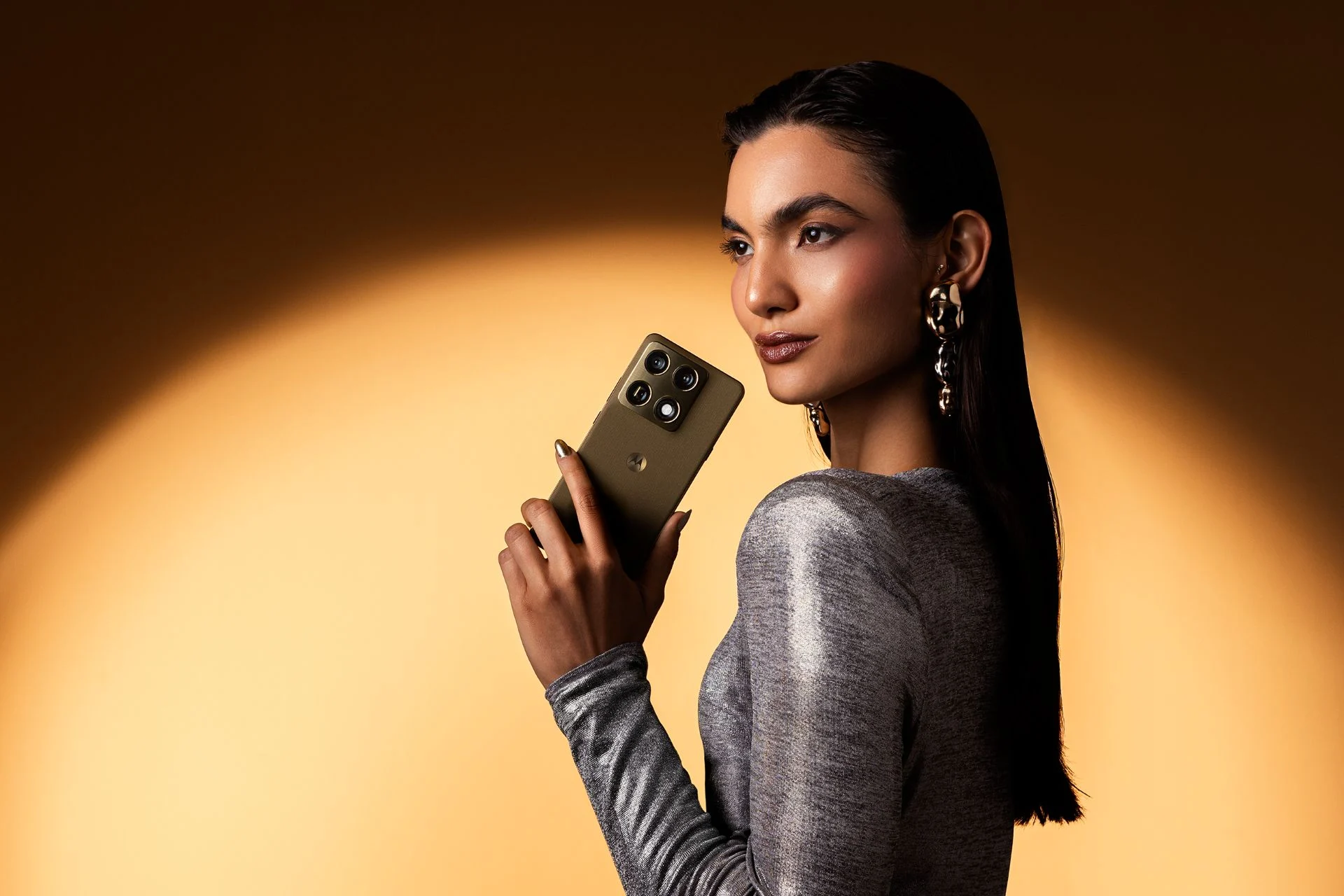 Motorola Signature na cor Verde Oliva exibido em imagem promocional da fabricante