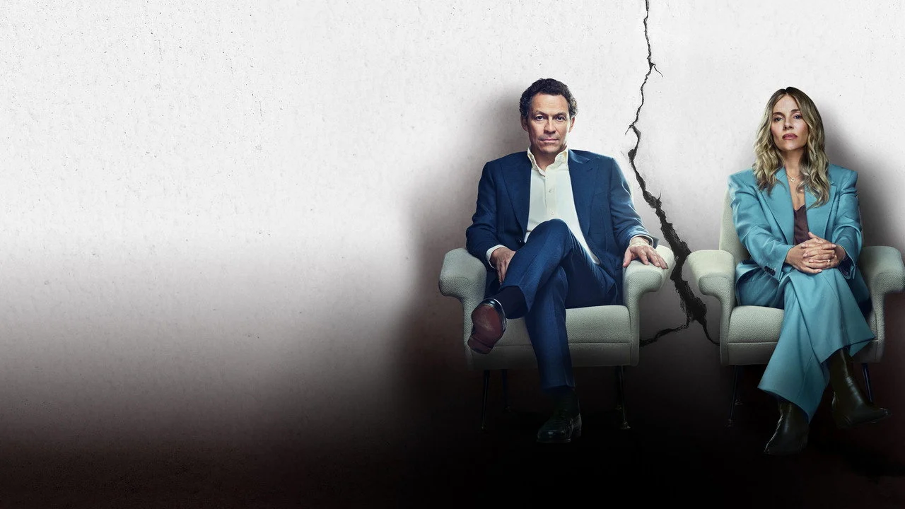 Dominic West e Sienna Miller sentados em lados opostos em imagem de divulgação de Guerra