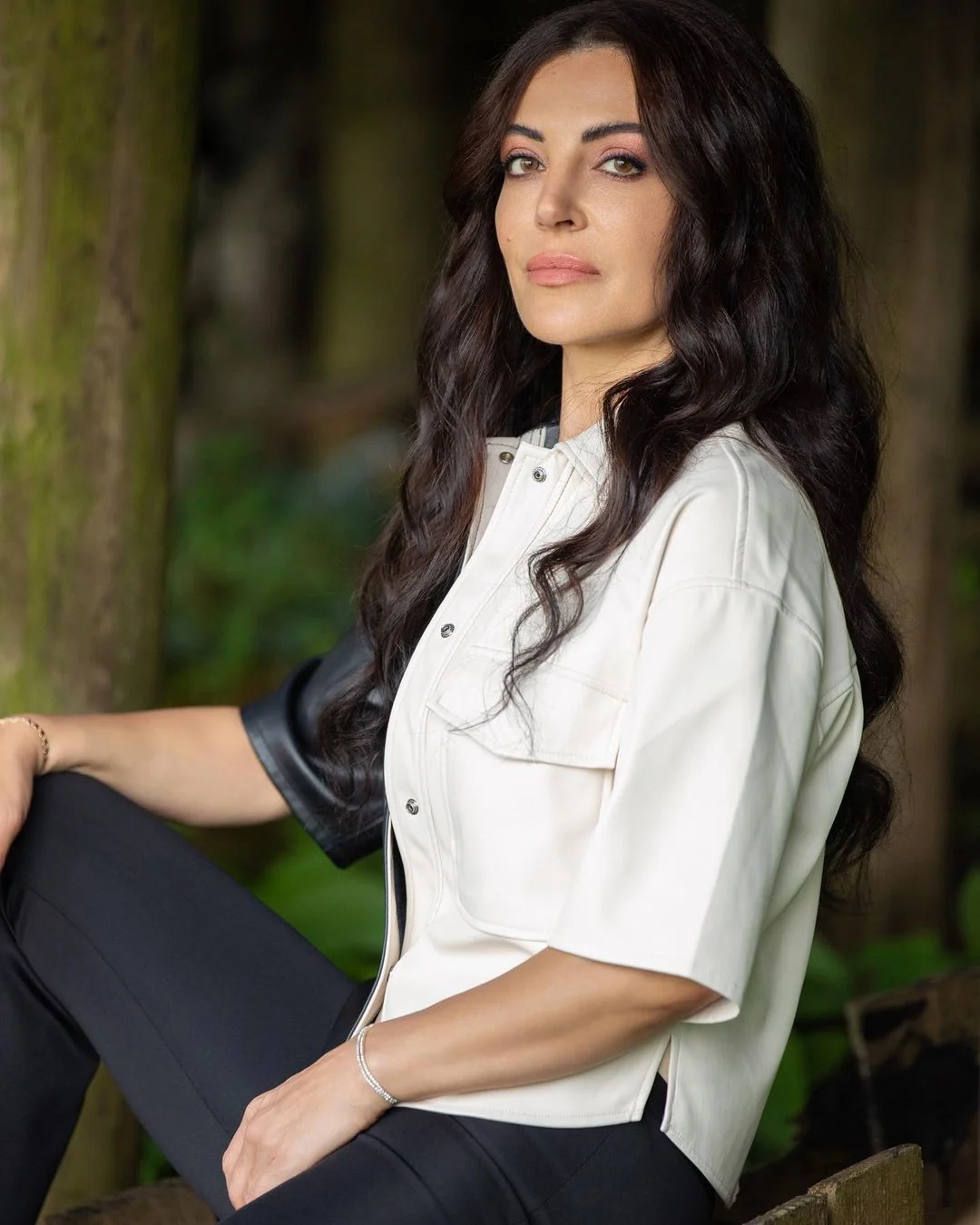 Retrato de Nazan Bayazıt, intérprete de Sabiha em Flores de Sangue