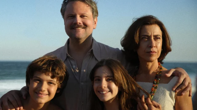 Netflix e Globo anunciam acordo para 18 obras brasileiras, com estreias de dezembro de 2026 a 2027.