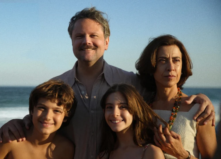 Netflix e Globo anunciam acordo para 18 obras brasileiras, com estreias de dezembro de 2026 a 2027.