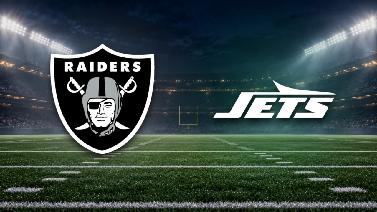 Emblemas oficiais de Raiders e Jets sobre fundo ilustrativo de estádio de futebol americano.
