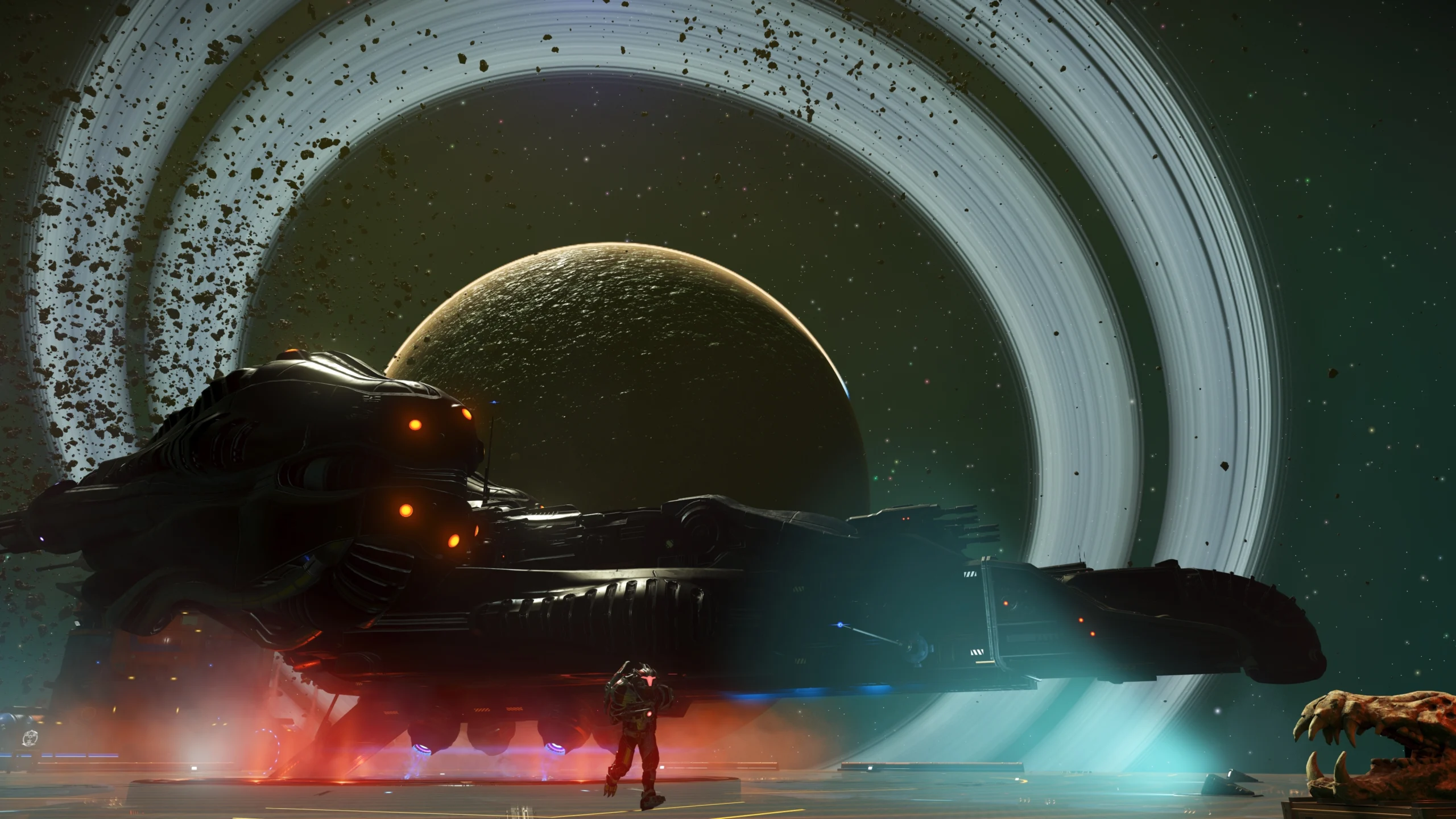 Grande nave espacial escura com detalhes alaranjados diante de planeta com anéis em No Man's Sky Forsaken