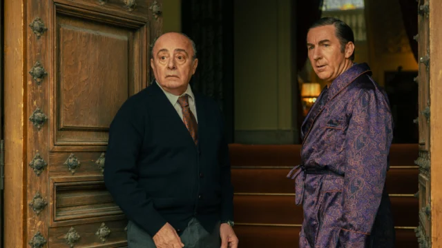 Fidel e Leandro à porta da mansão em O Aristocrata Decadente.