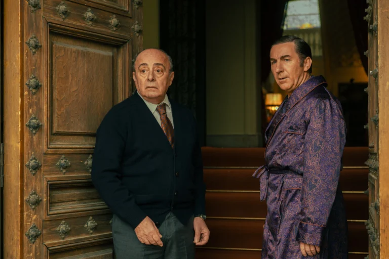 Fidel e Leandro à porta da mansão em O Aristocrata Decadente.