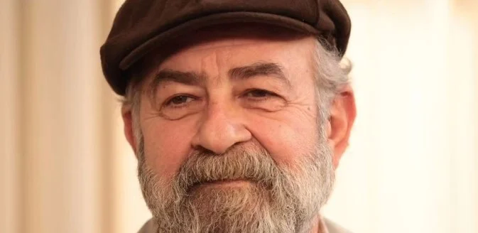 Retrato de Oğuz Okul, intérprete de Ahmet em Flores de Sangue