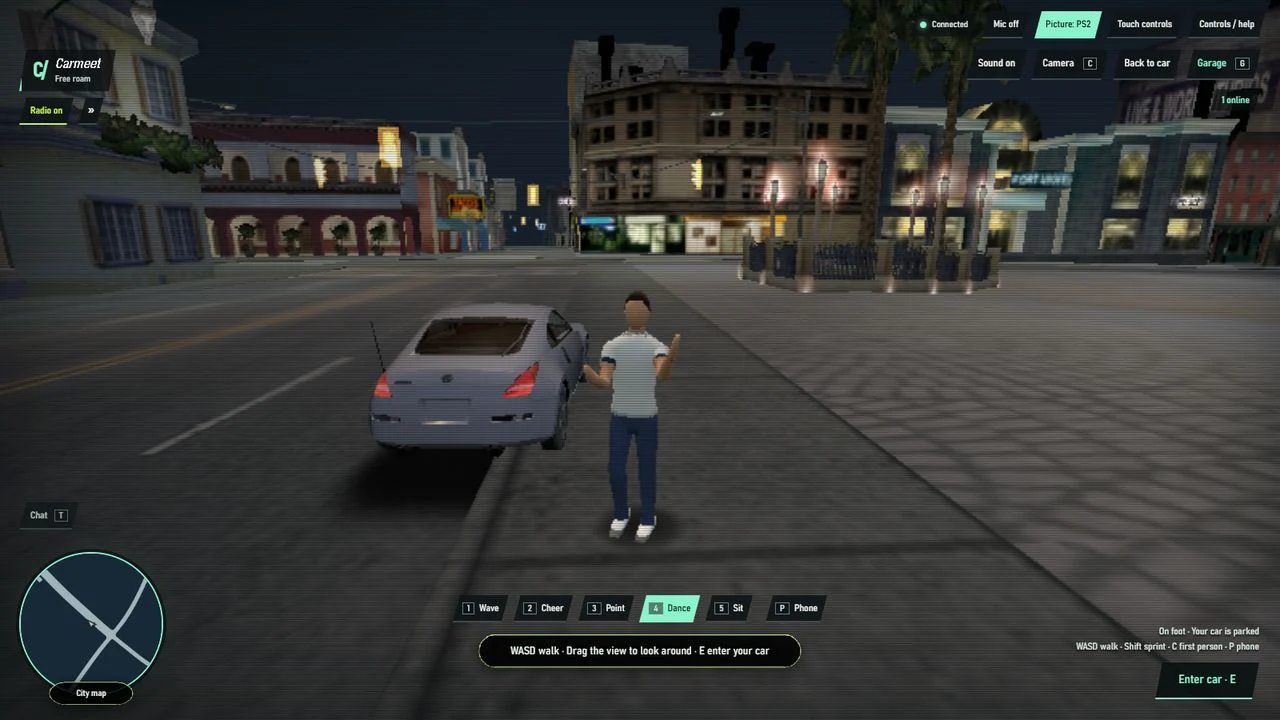 Personagem do Carmeet caminhando ao lado de um carro nas ruas de Bayview, com mapa e comandos na tela