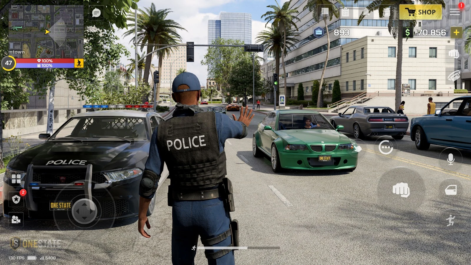 Personagem policial entre veículos e prédios em OneState