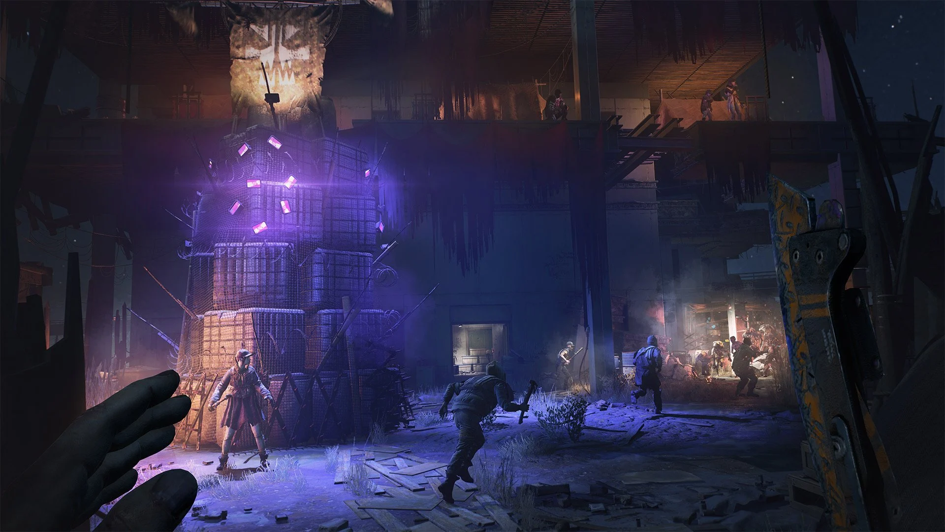 Cena noturna de Dying Light 2 com iluminação ultravioleta e sobreviventes em estrutura abandonada