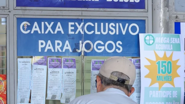 Atendimento em casa lotérica da Rodoviária do Plano Piloto, em Brasília