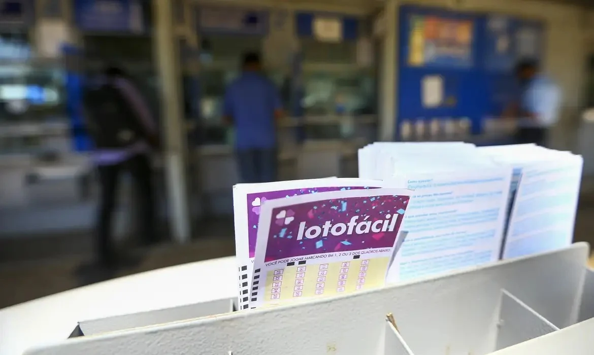 Volantes da Lotofácil expostos em uma casa lotérica