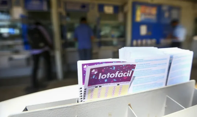 Volantes físicos da Lotofácil em uma casa lotérica