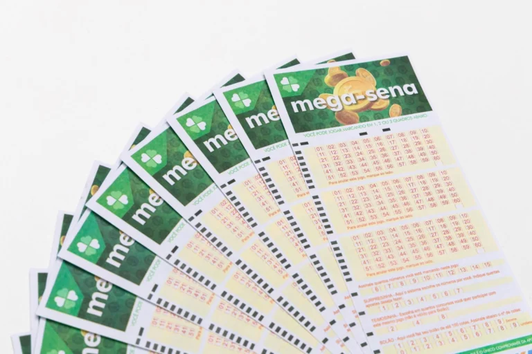 Volantes físicos da Mega-Sena sobre uma mesa