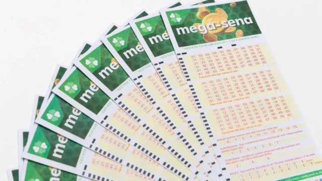 Volantes físicos da Mega Sena sobre uma mesa