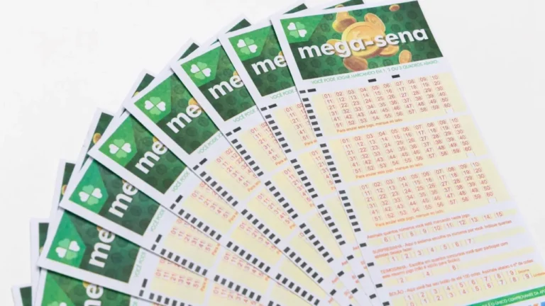 Volantes físicos da Mega Sena sobre uma mesa