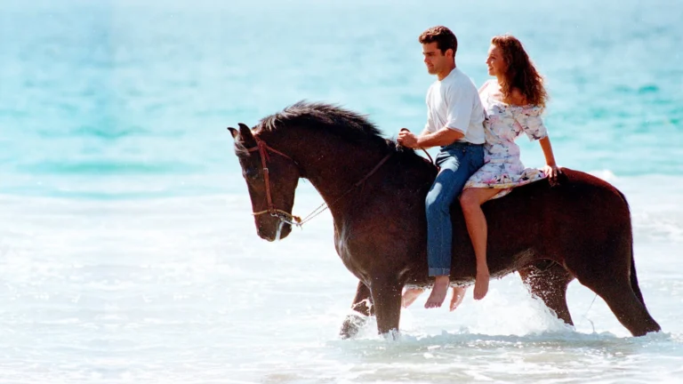 Thalía e Eduardo Capetillo como Marimar e Sérgio cavalgam juntos na praia em cena da novela de 1994