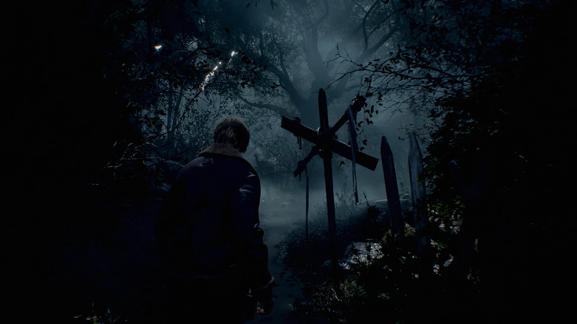 Leon S. Kennedy em uma trilha escura cercada por árvores em Resident Evil 4